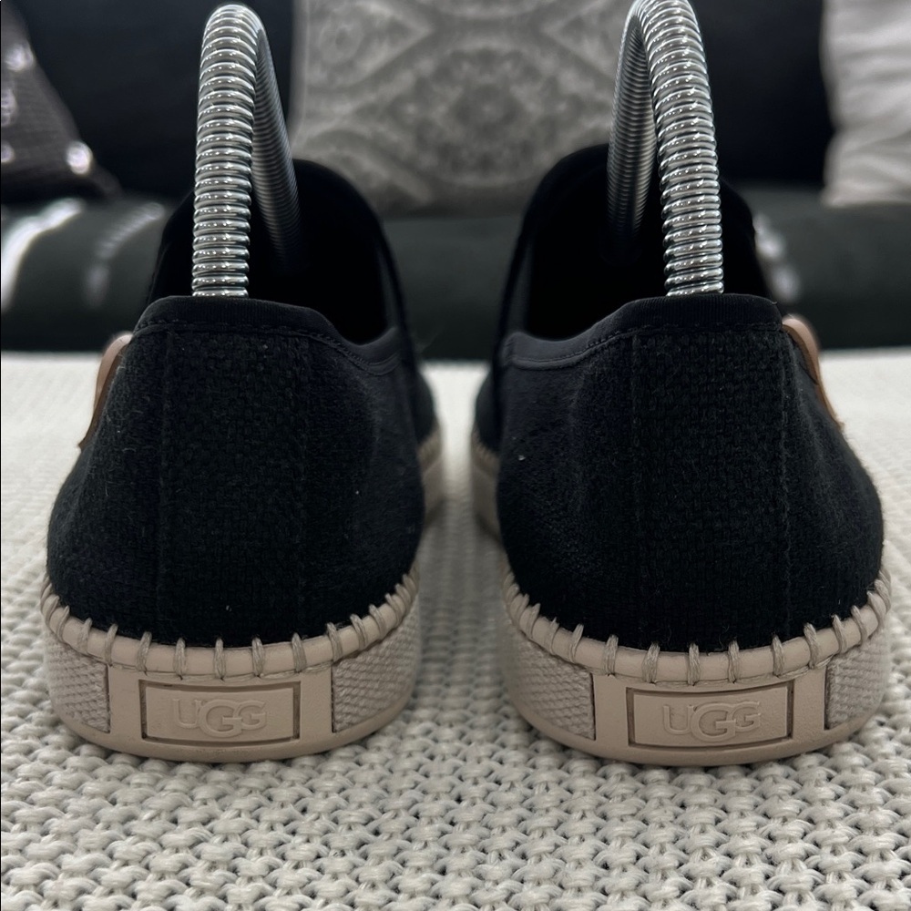 UGG woman’s Black and Tan Casual Slip-Ons - Picture 10 of 12